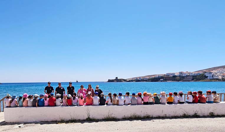 Το Νηπιαγωγείο Χώρας καθαρίζει την παραλία του Νειμποριού